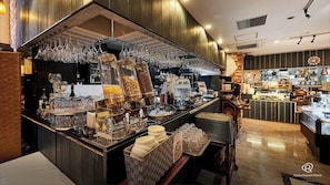 Petit déjeuner buffet servi tous les jours en supplément