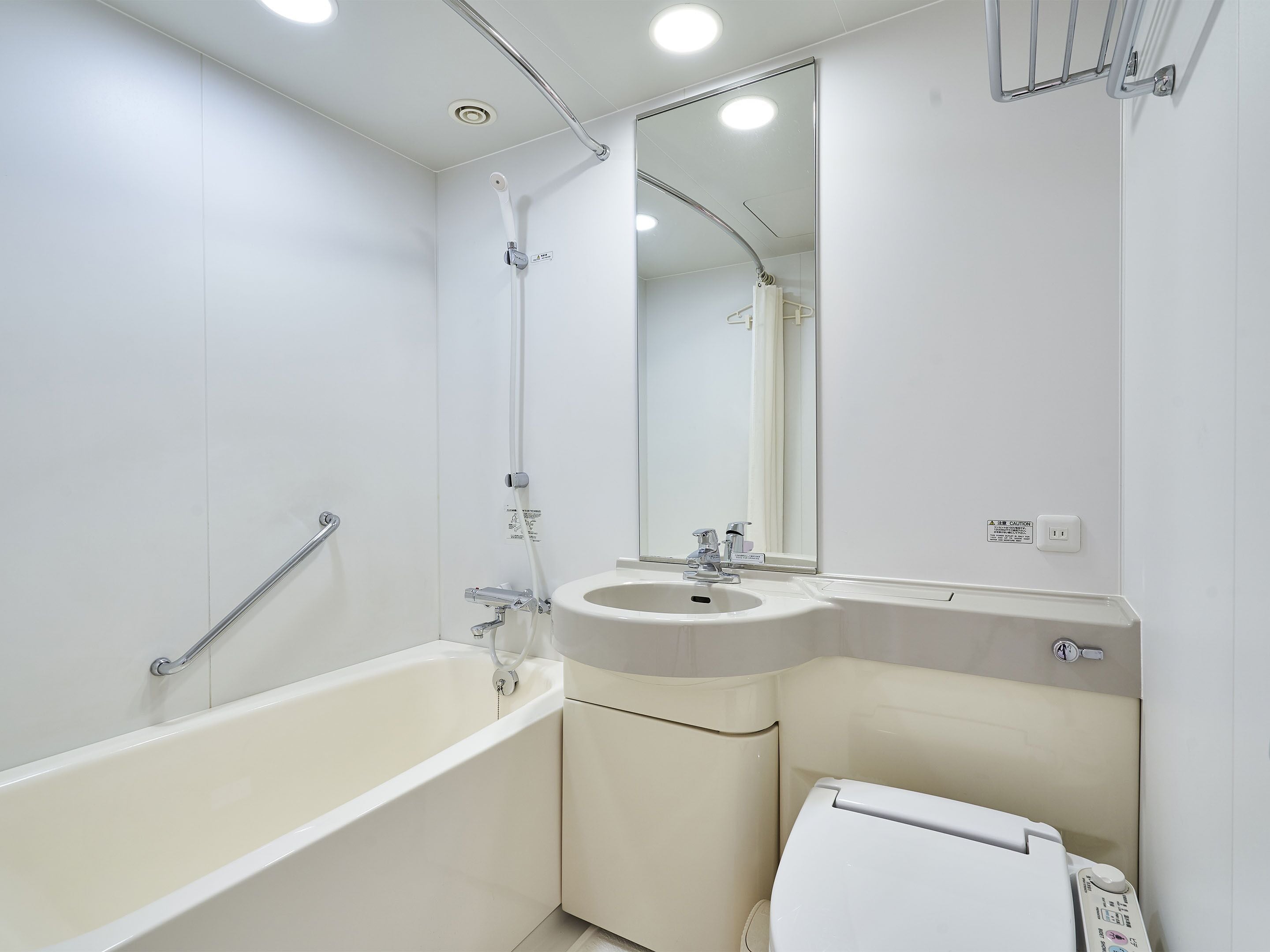 combined shower/bathtub, free toiletries, hair dryer, slippers