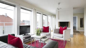 Apartment, 2 Bedrooms, Private Bathroom | Living room | TV