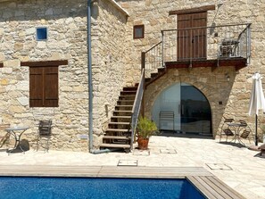Outdoor pool, pool umbrellas - Evkarpos Country House (Psematismenos)