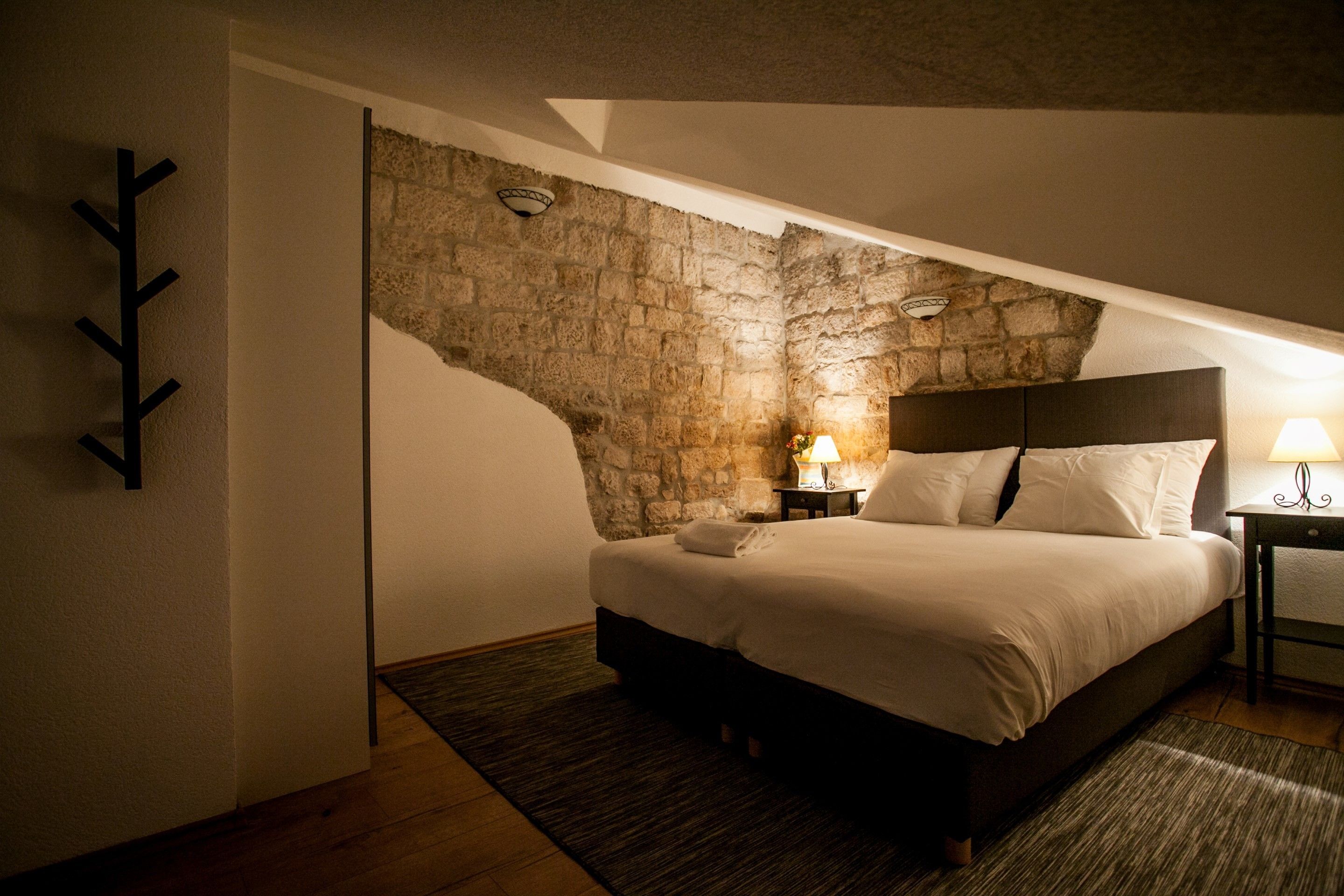 ستائر تعتيم وتجهيزات عازلة للصوت ومكواة/لوح كي وواي فاي مجانًا