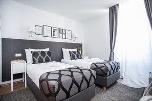 Dobbeltrom – deluxe, 1 queensize-seng | Blendingsgardiner, lydisolert, strykejern/-brett og wi-fi (inkludert)