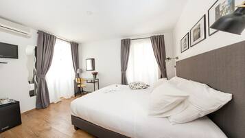 Deluxe dubbelrum - 1 queensize-sÀng | MörklÀggningsgardiner, ljudisolering och strykjÀrn/strykbrÀda