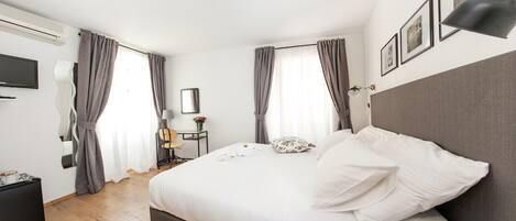 Chambre Double Deluxe, 1 grand lit | Rideaux occultants, chambres insonorisées, fer et planche à repasser