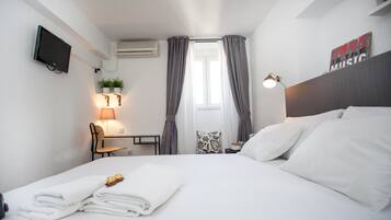 Deluxe dubbelrum - 1 queensize-sÀng | MörklÀggningsgardiner, ljudisolering och strykjÀrn/strykbrÀda