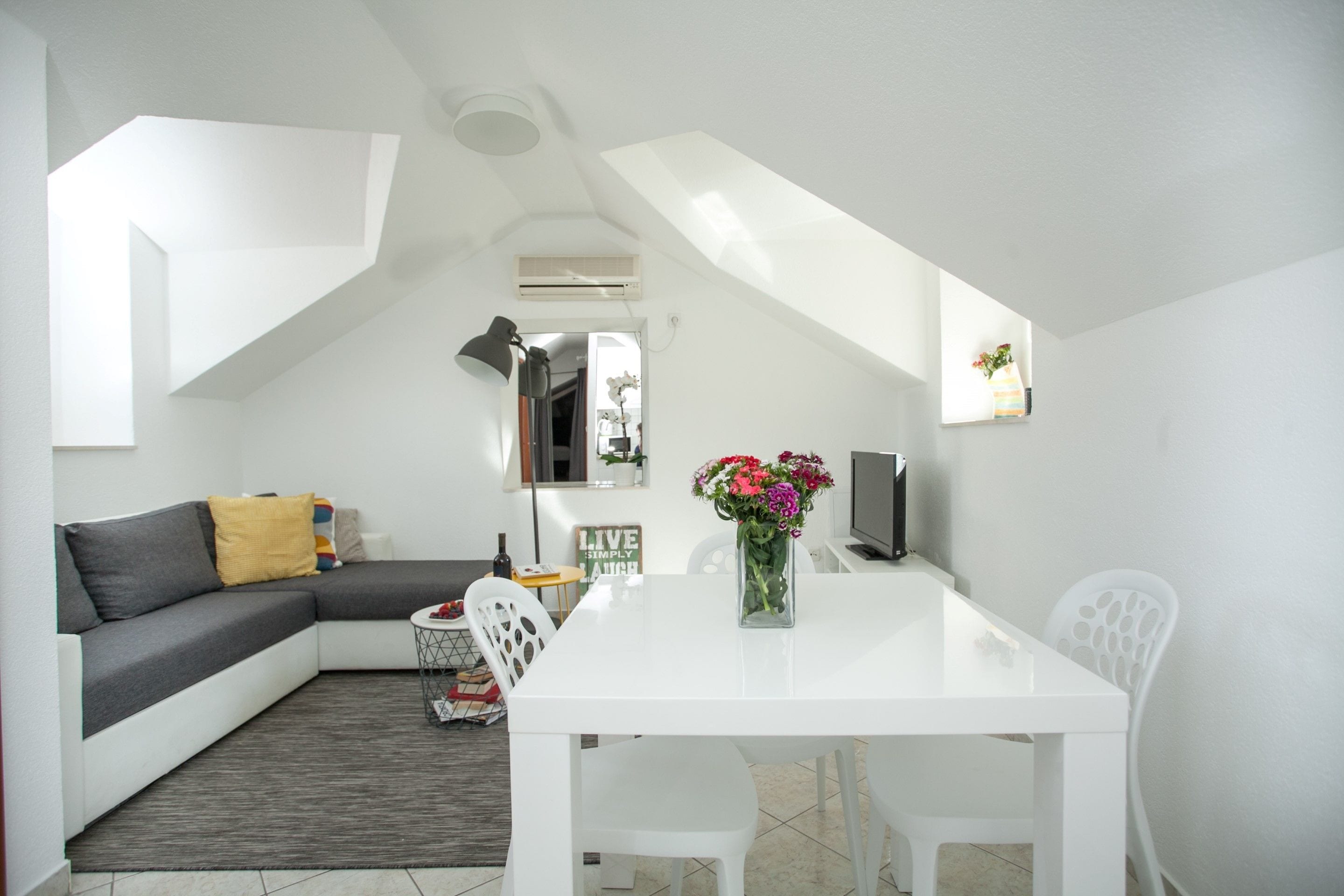 Televisión LCD 27 pulgadas con canales de televisión vía satélite