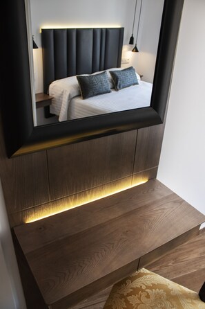 Caixa forta a l'habitació, mobiliari individual i escriptori