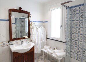 Studio Suite, Hot Tub (Suite del Golfo) | Bathroom | Shower, rainfall showerhead, free toiletries, hair dryer - Agriturismo Villa Palmentiello (Sant'Antonio Abate)
