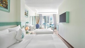 Une chambre d’hôtel avec un grand lit, un bureau, une chaise et un téléviseur fixé au mur.
