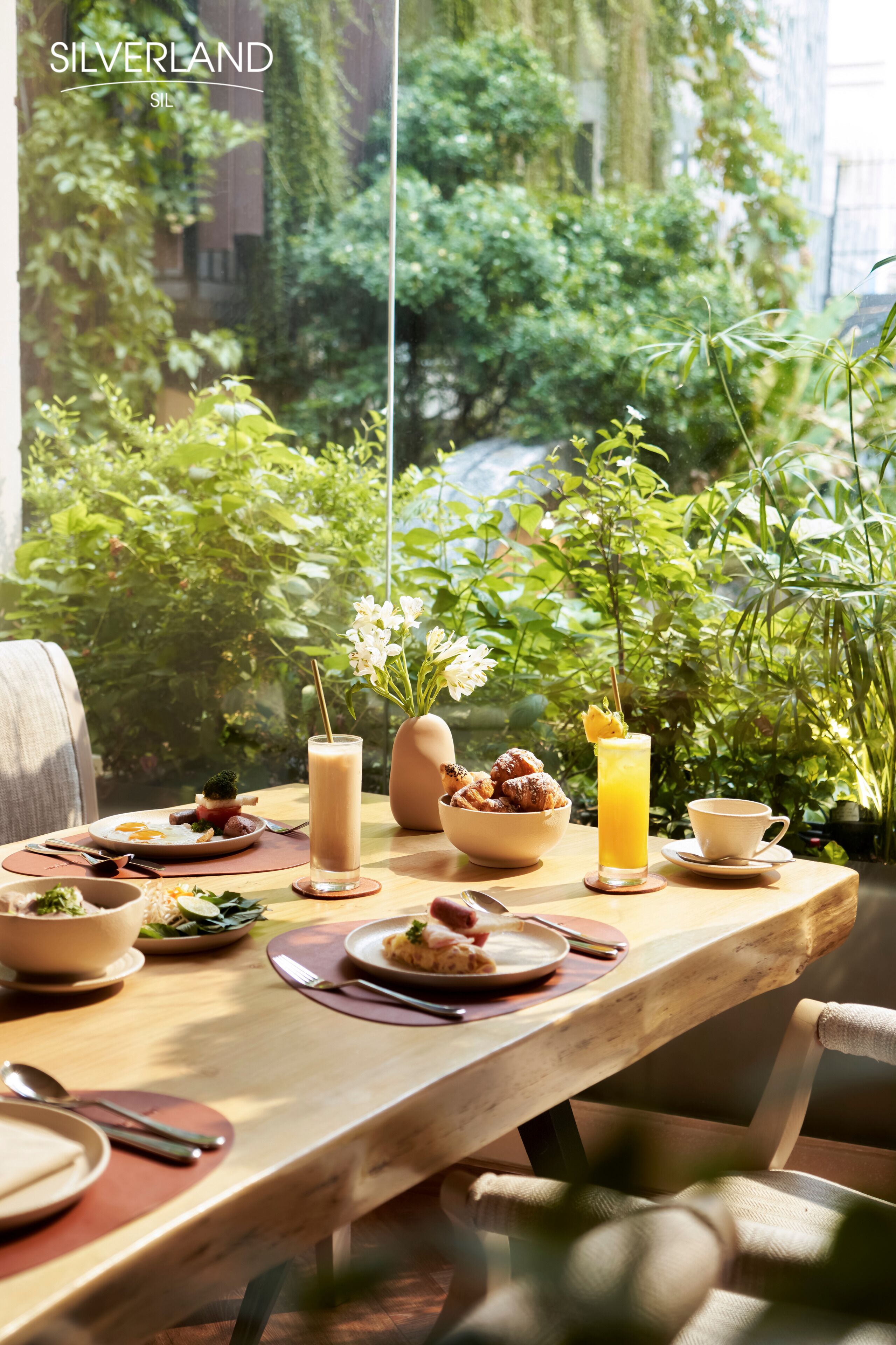 Breakfast, lunch and dinner served