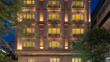 Et hotel med flere etager, altaner, en godt oplyst indgang og et skilt med teksten "Silverland SIL Hotel".