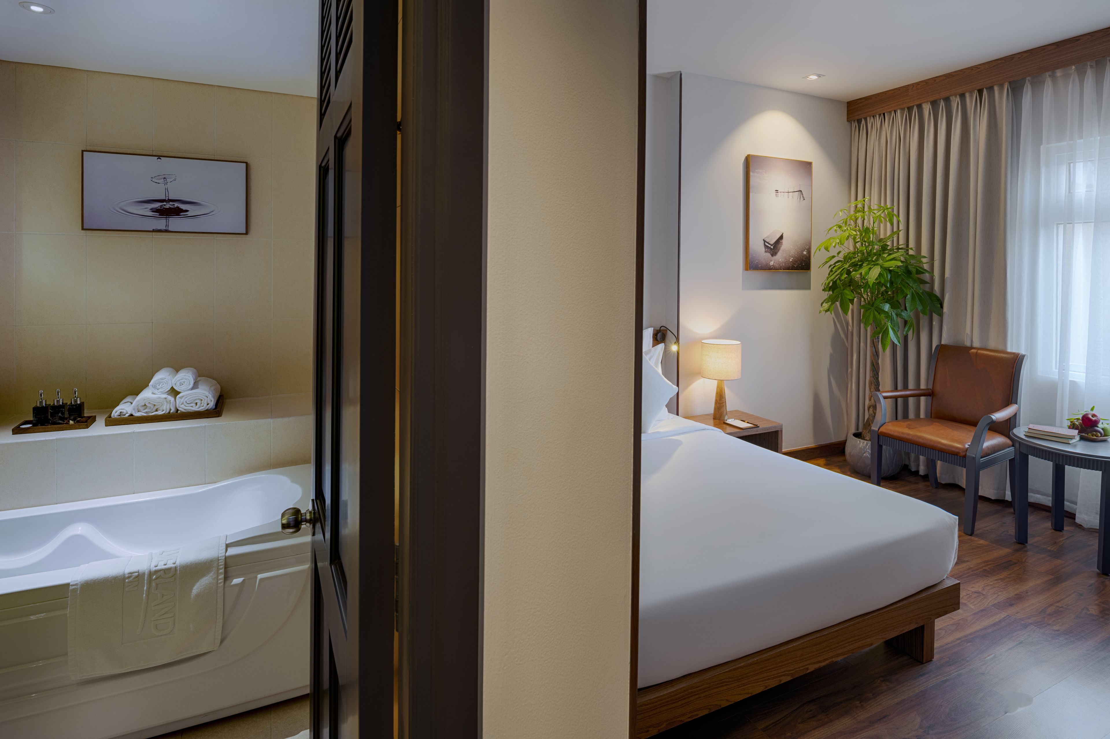 premium room, 1 double bed | premium bedding, in-room safe, desk, free wifi