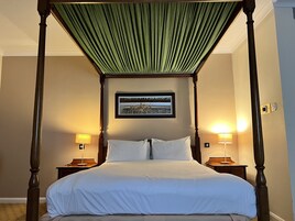 Caja de seguridad en la habitación y escritorio 