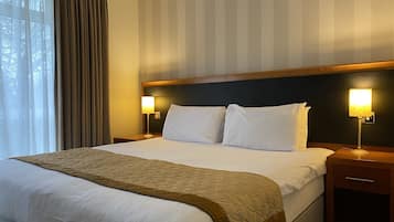 Kamar Double Standar, 1 Tempat Tidur Double | Brankas, meja kerja, ruang kerja ramah laptop, dan setrika/meja setrika