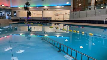 Kolam renang indoor, dengan kursi berjemur