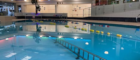 Innendørsbasseng og solsenger