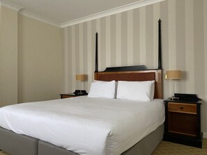 行政雙人房, 1 張特大雙人床 | 客房內保險箱、書桌、筆電工作空間、熨斗/熨衣板