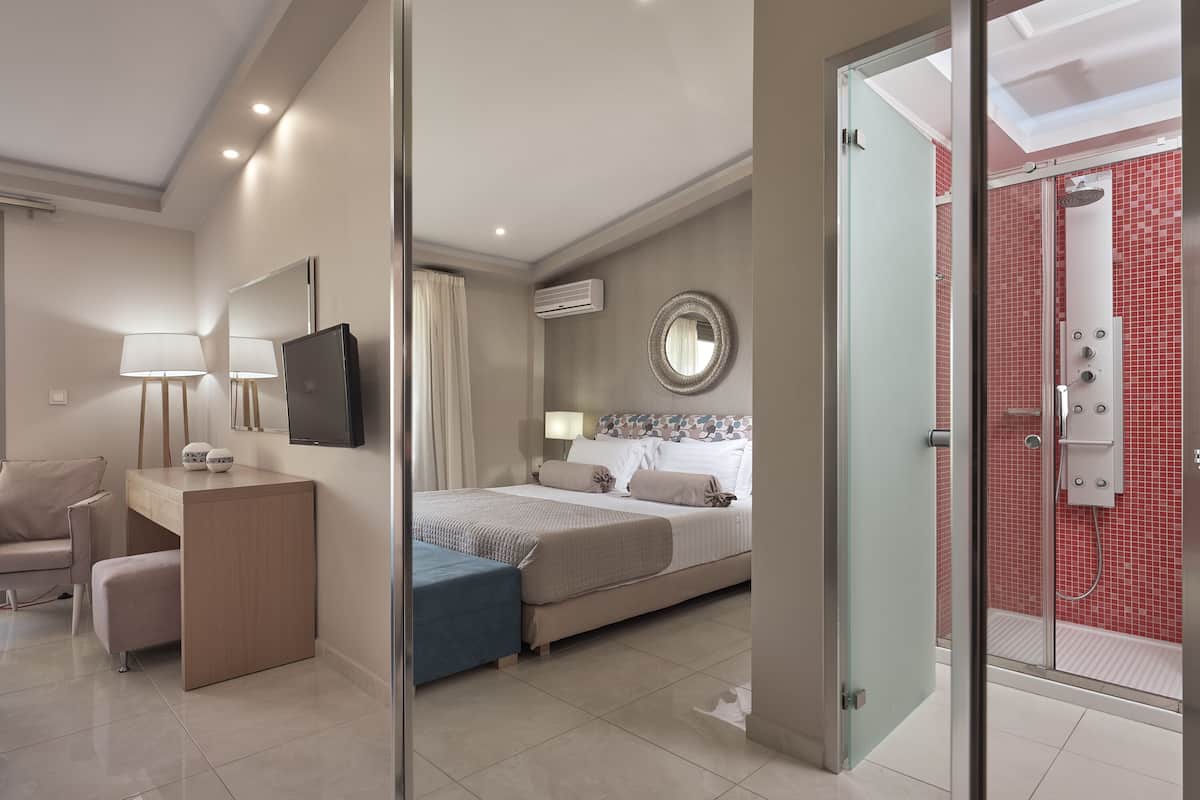 Suite Junior | Salle de bain | Articles de toilette (gratuits), séchoir à cheveux, serviettes fournies