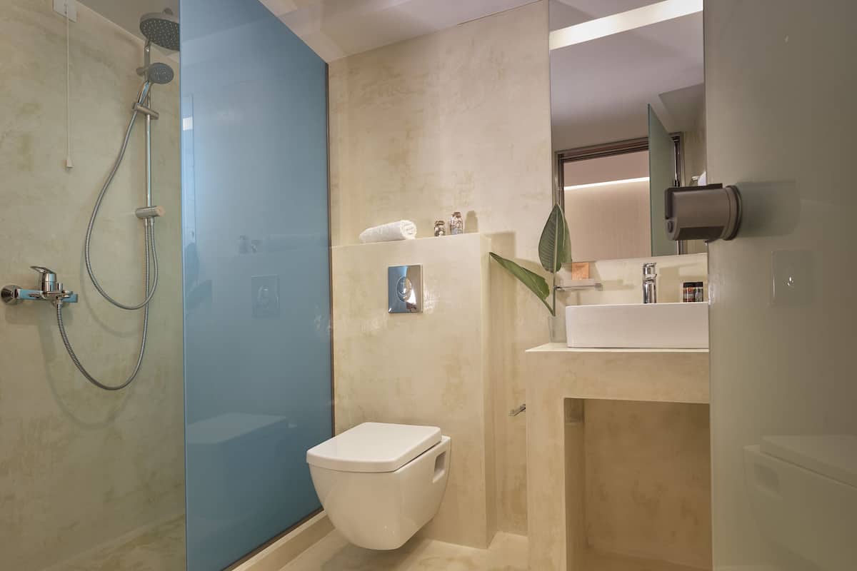 Articles de toilette (gratuits), séchoir à cheveux, serviettes fournies