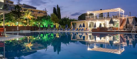 2 piscines extérieures, parasols de plage, chaises longues