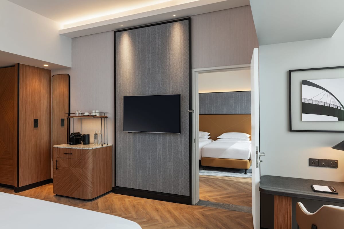 Habitación Deluxe, 1 cama matrimonial, para no fumadores, vista a la ciudad | 1 habitación, ropa de cama hipoalergénica y edredón