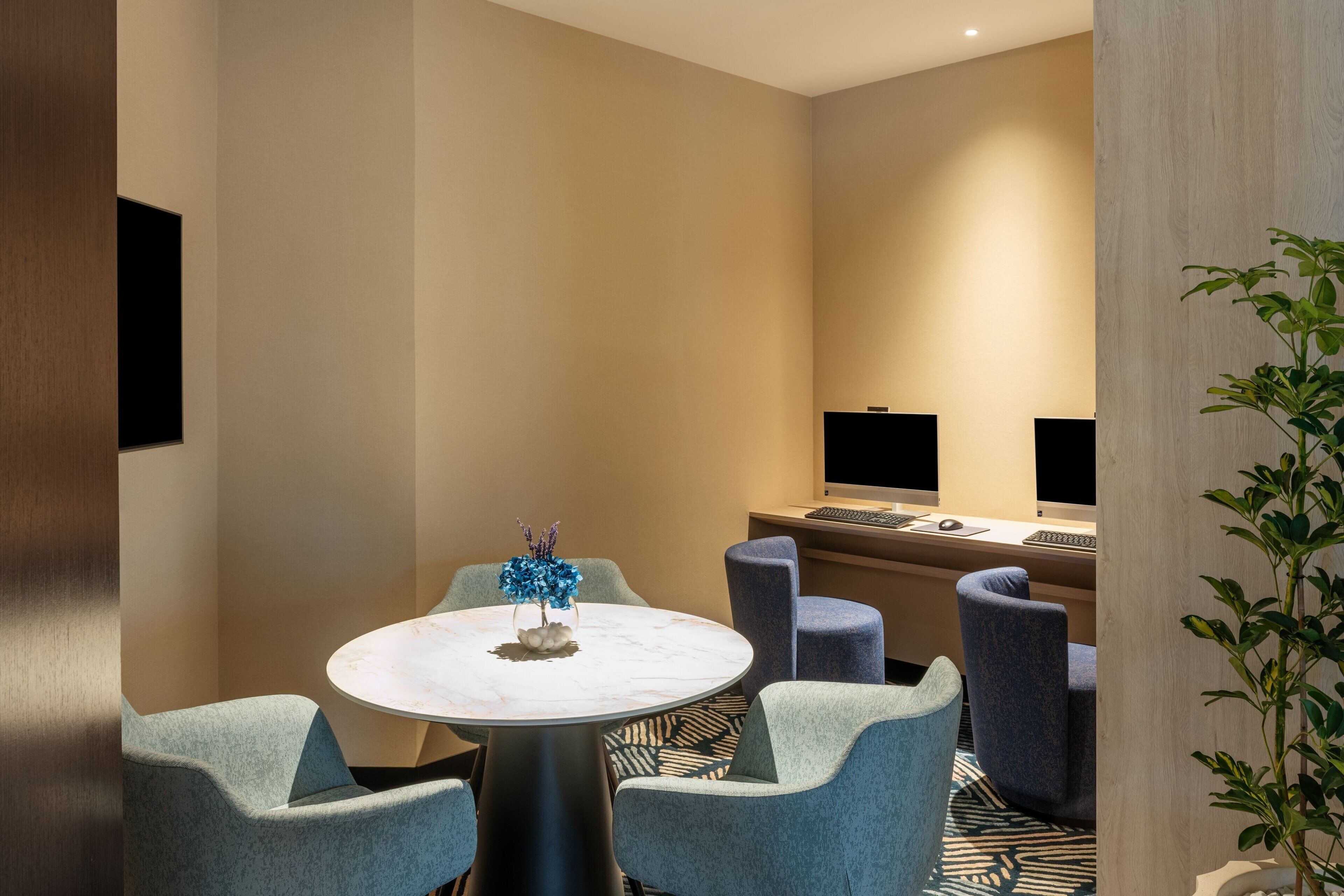 2 bars/lounges, sports bar, rooftop bar