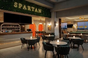 2 bars, bar sportif, bar sur le toit