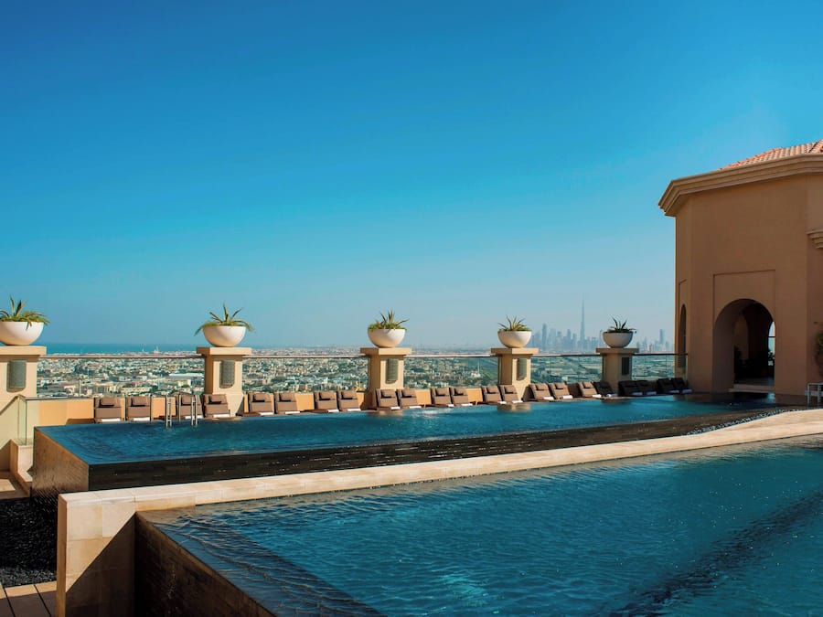 2 hồ bơi ngoài trời, dù/ô trên bãi biển/hồ bơi, ghế dài tắm nắng