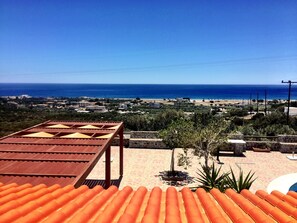 Outdoor pool, pool umbrellas, sun loungers - Filoxenia Villa (Ierapetra)