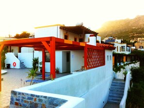 Una piscina al aire libre, sombrillas, sillones reclinables de piscina