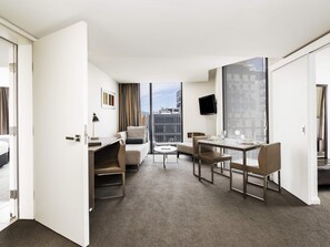 Appartement, 2 slaapkamers (Dual Key) | Een minibar, een kluis op de kamer, een bureau, een laptopwerkplek