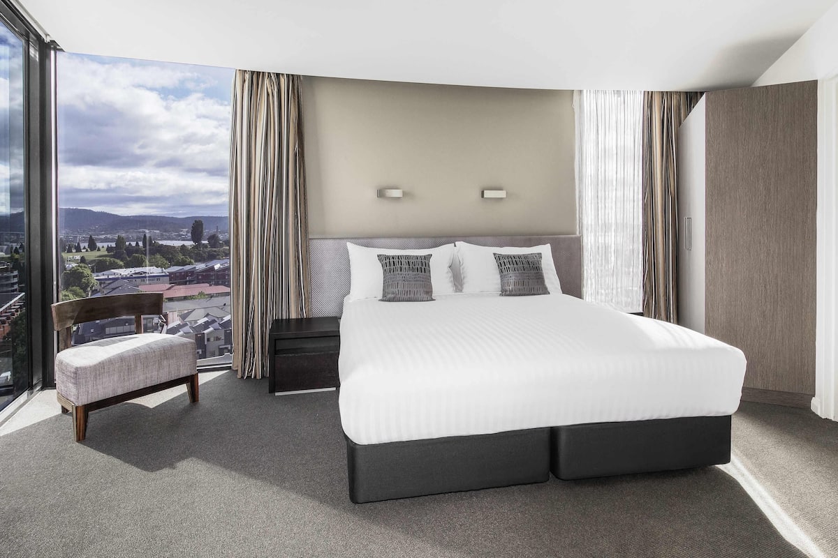 Apartment, 2 Bedrooms (Dual Key) | Minibar, in-room safe, desk, laptop workspace