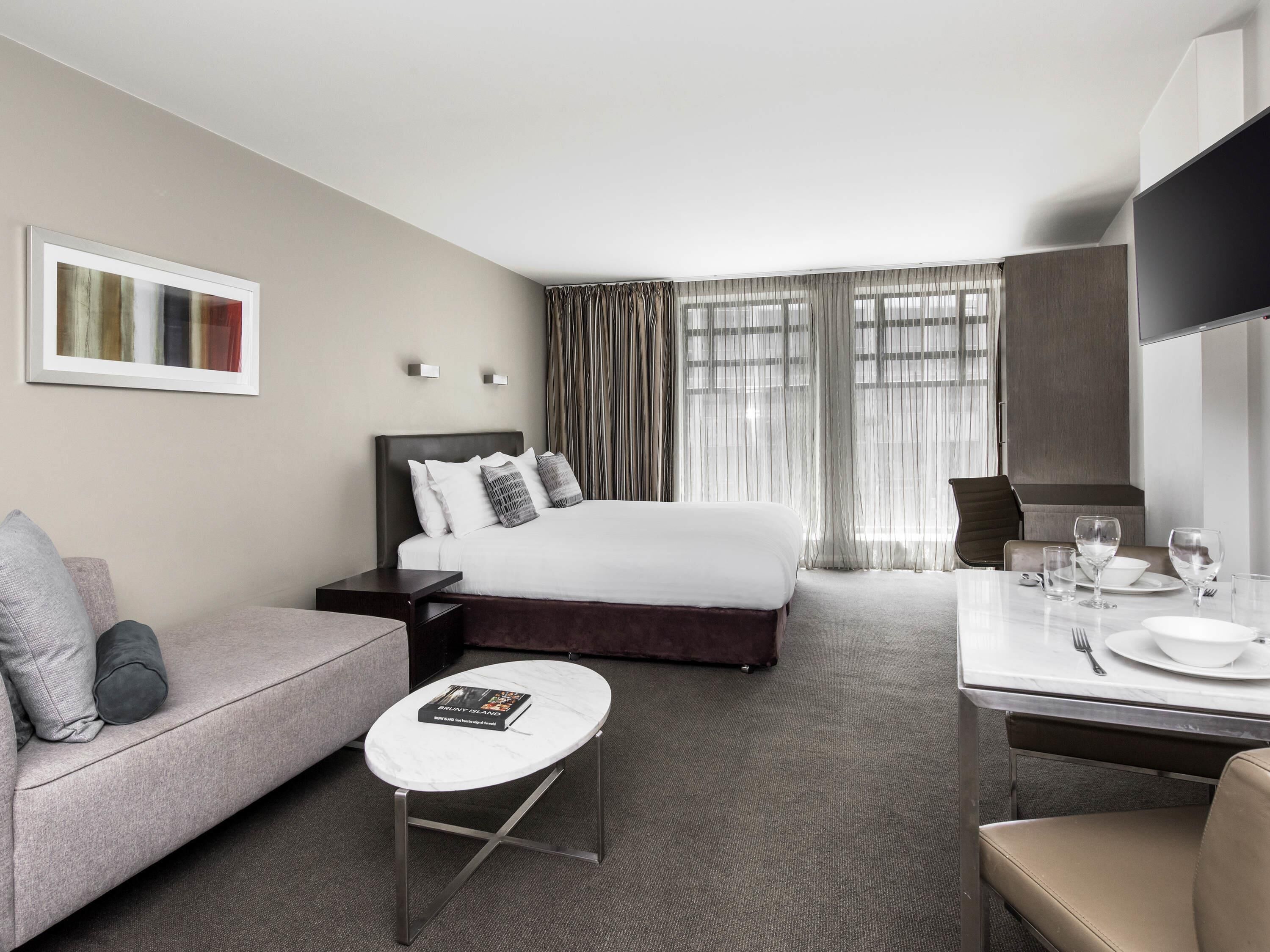 Frigobar, cofres nos quartos, escrivaninha