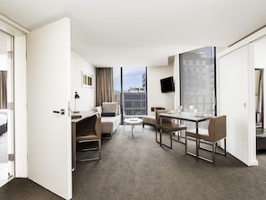 Minibar, coffres-forts dans les chambres, bureau