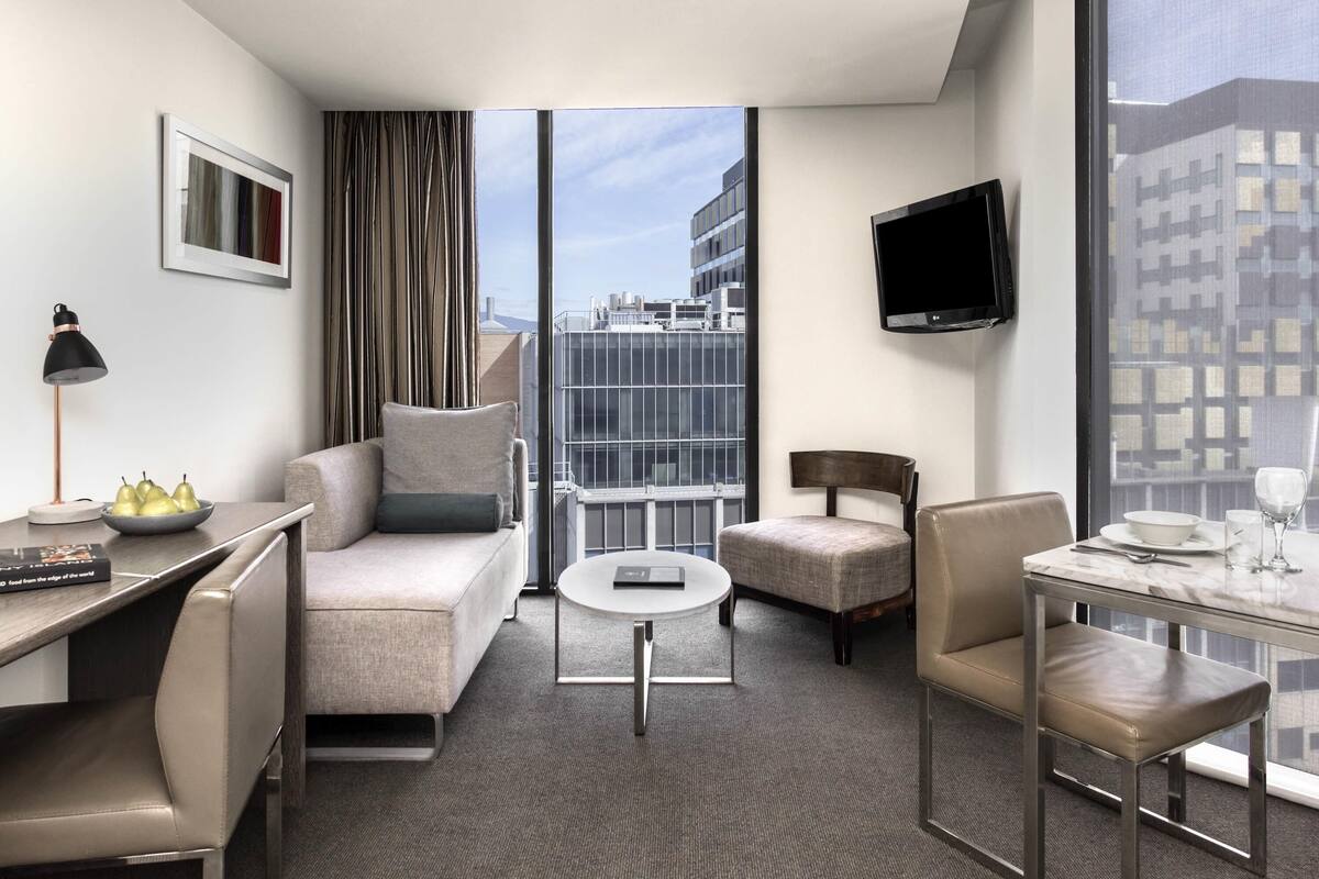 Minibar, pengeskab på værelset, skrivebord