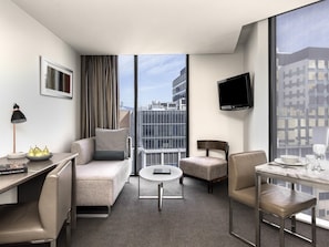 Minibar, coffres-forts dans les chambres, bureau