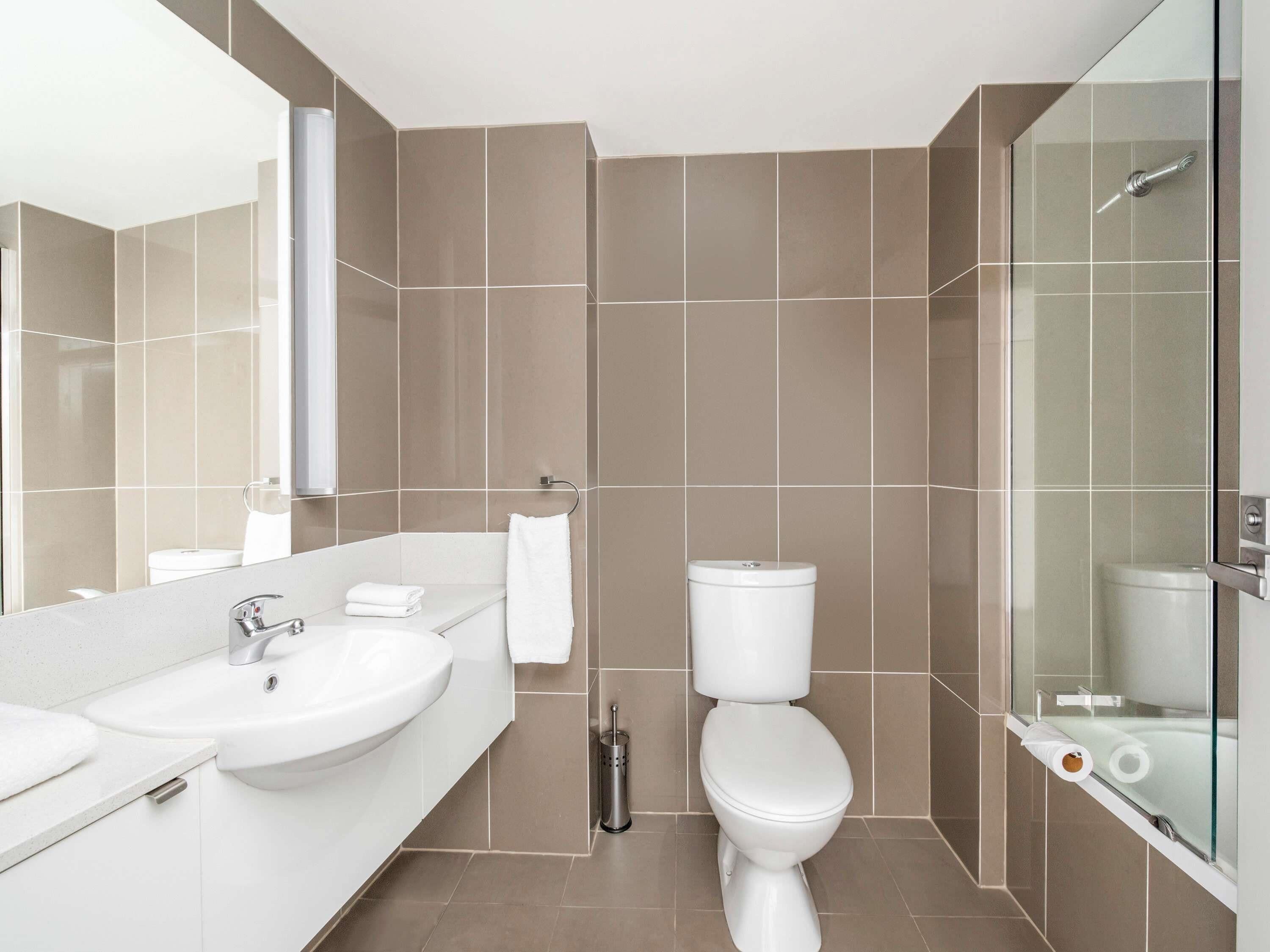 Minibar, caja de seguridad en la habitación y escritorio 