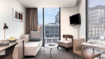 Minibar, Zimmersafe, Schreibtisch, laptopgeeigneter Arbeitsplatz