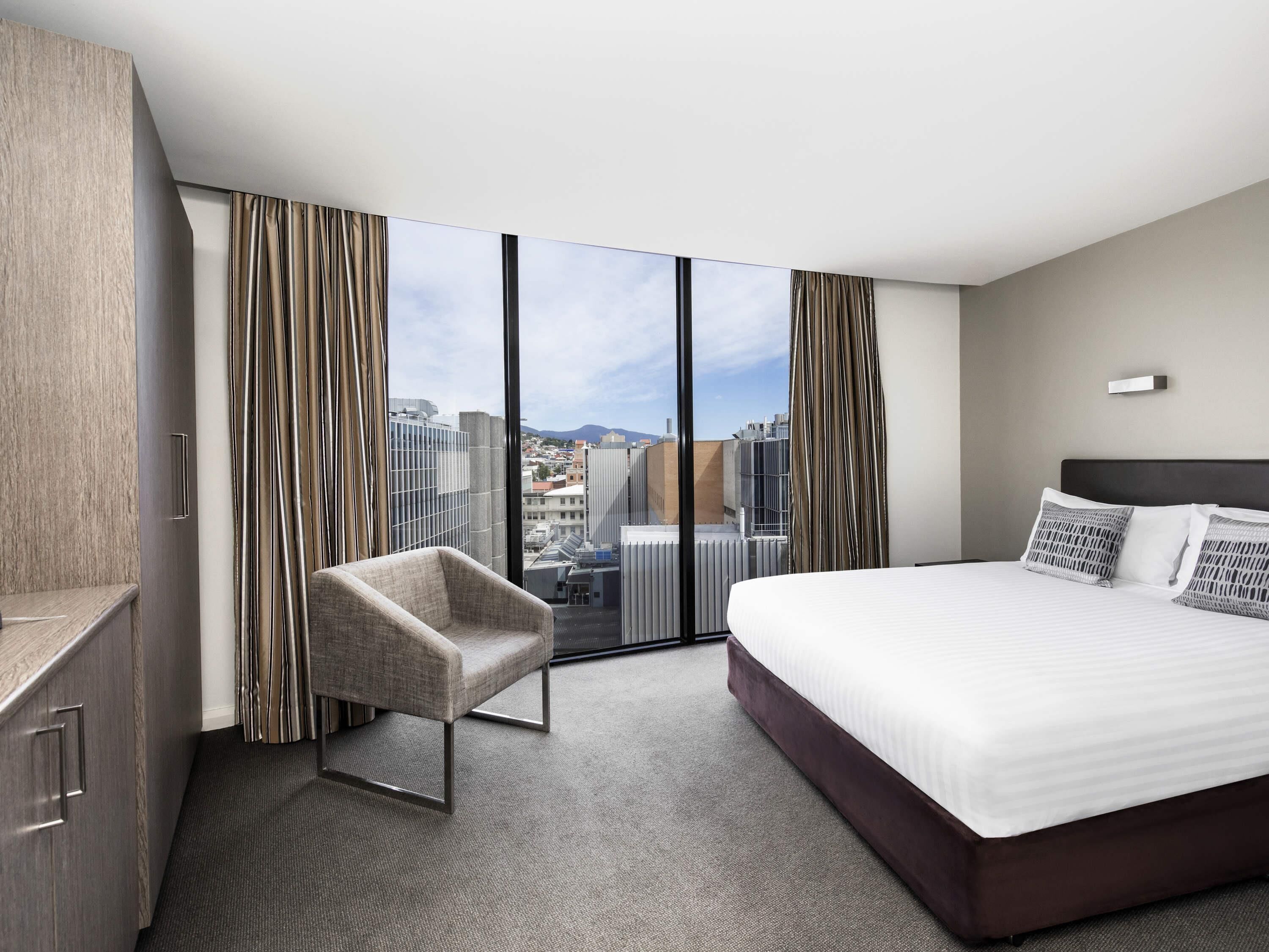 Minibar, Zimmersafe, Schreibtisch, laptopgeeigneter Arbeitsplatz