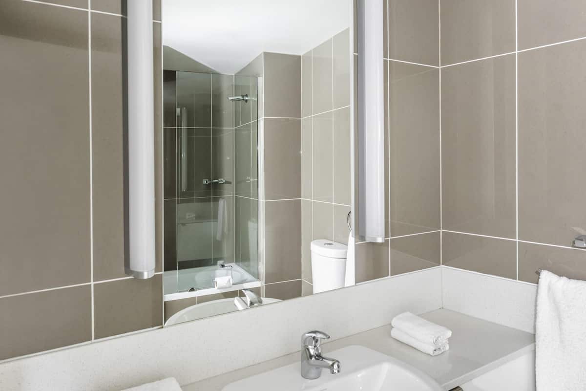 Hotel Executive Queen Room | Minibar, in-room safe, desk, laptop workspace
