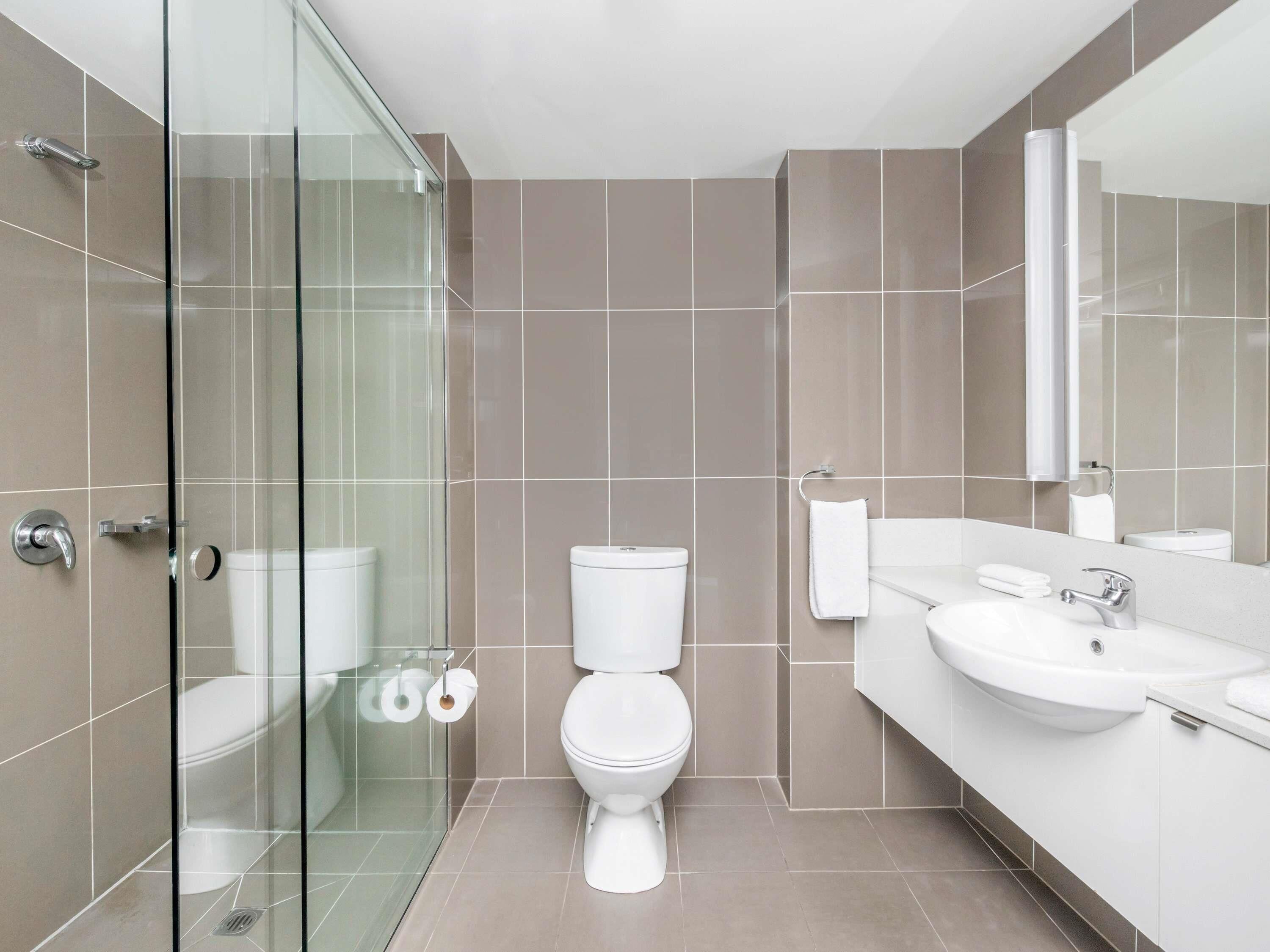 Een minibar, een kluis op de kamer, een bureau, een laptopwerkplek