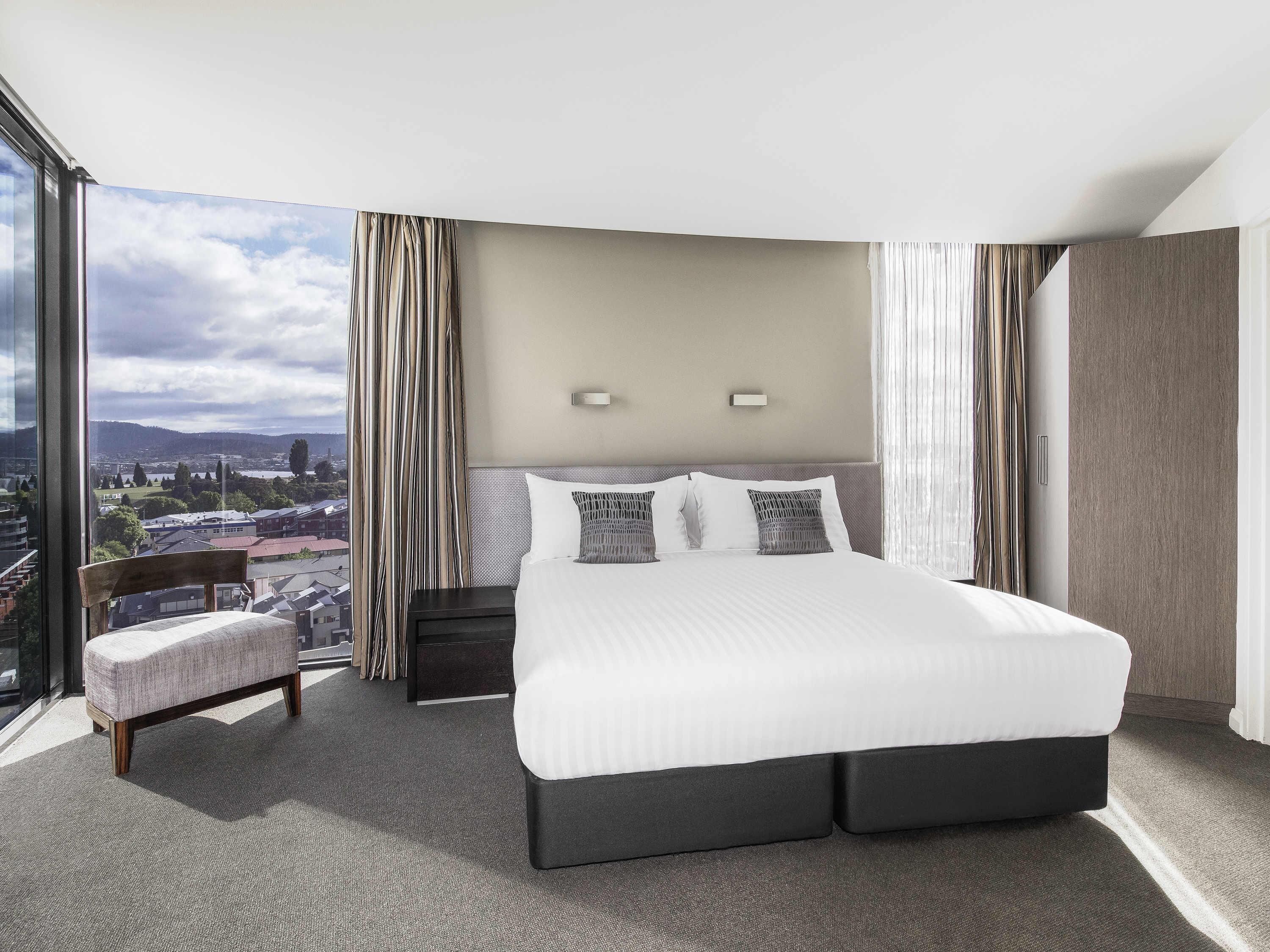 Appartement, 2 slaapkamers (Dual Key) | Een minibar, een kluis op de kamer, een bureau, een laptopwerkplek