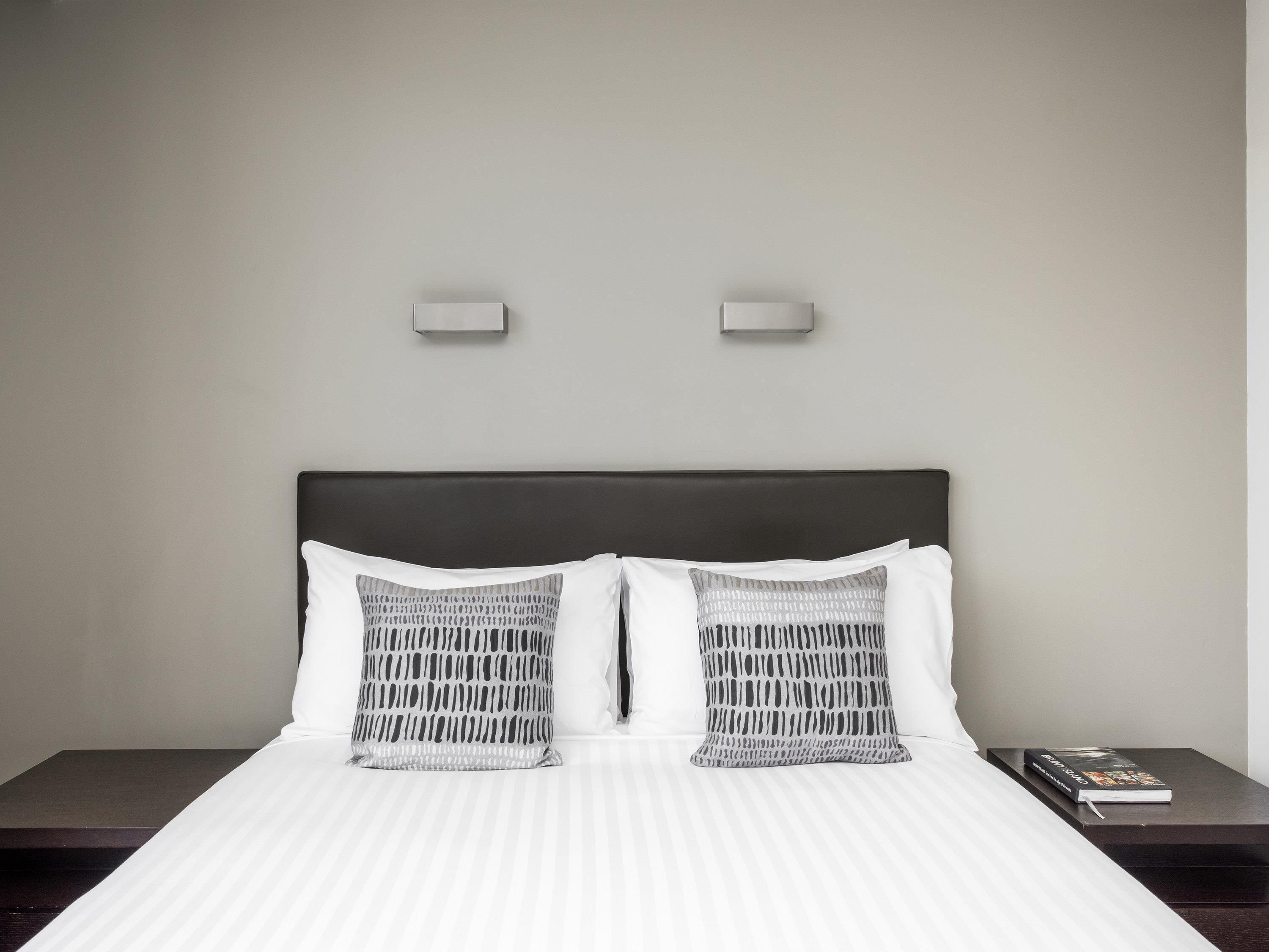 Minibar, caja de seguridad en la habitación y escritorio 