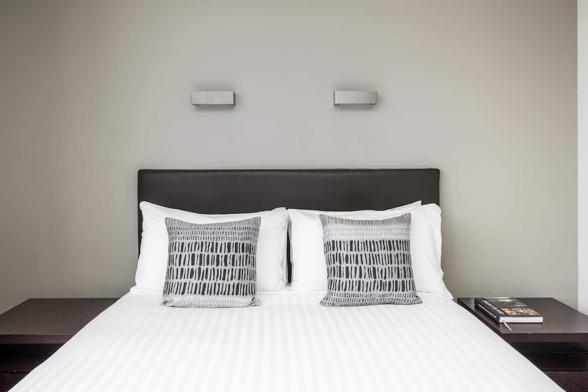 Hotel Queen Room | Minibar, in-room safe, desk, laptop workspace