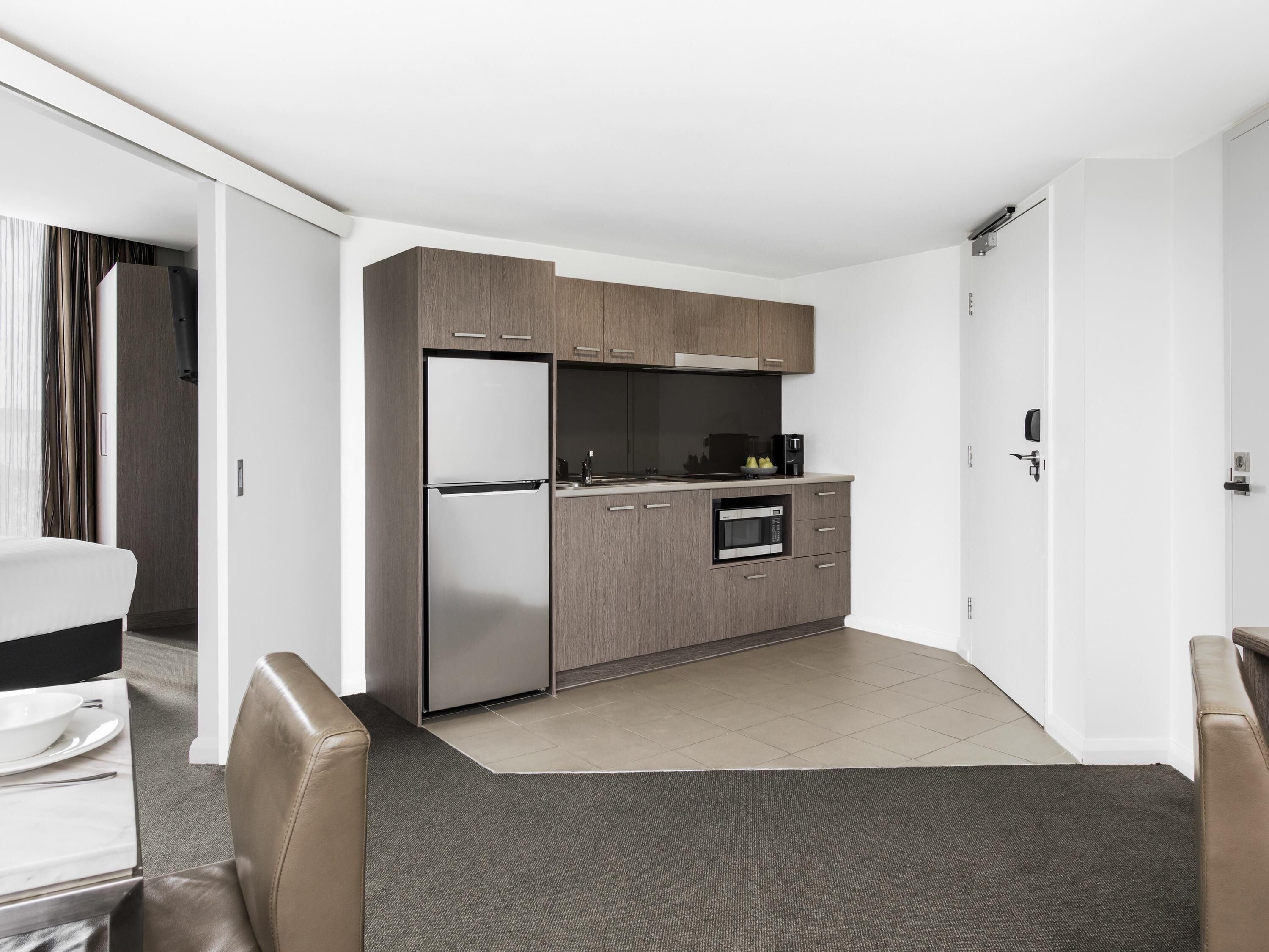 Frigobar, cofres nos quartos, escrivaninha