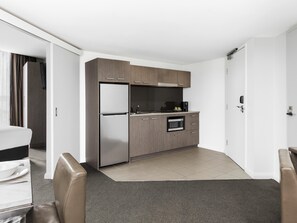 Minibar, coffres-forts dans les chambres, bureau