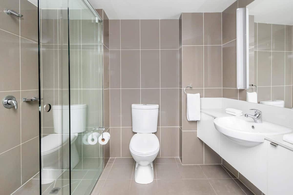 Minibar, safe på rommet, skrivebord og skrivebord for bærbar PC