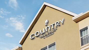 Un bâtiment sur lequel on peut lire l’inscription : « Country Inn & Suites by Carlson ».