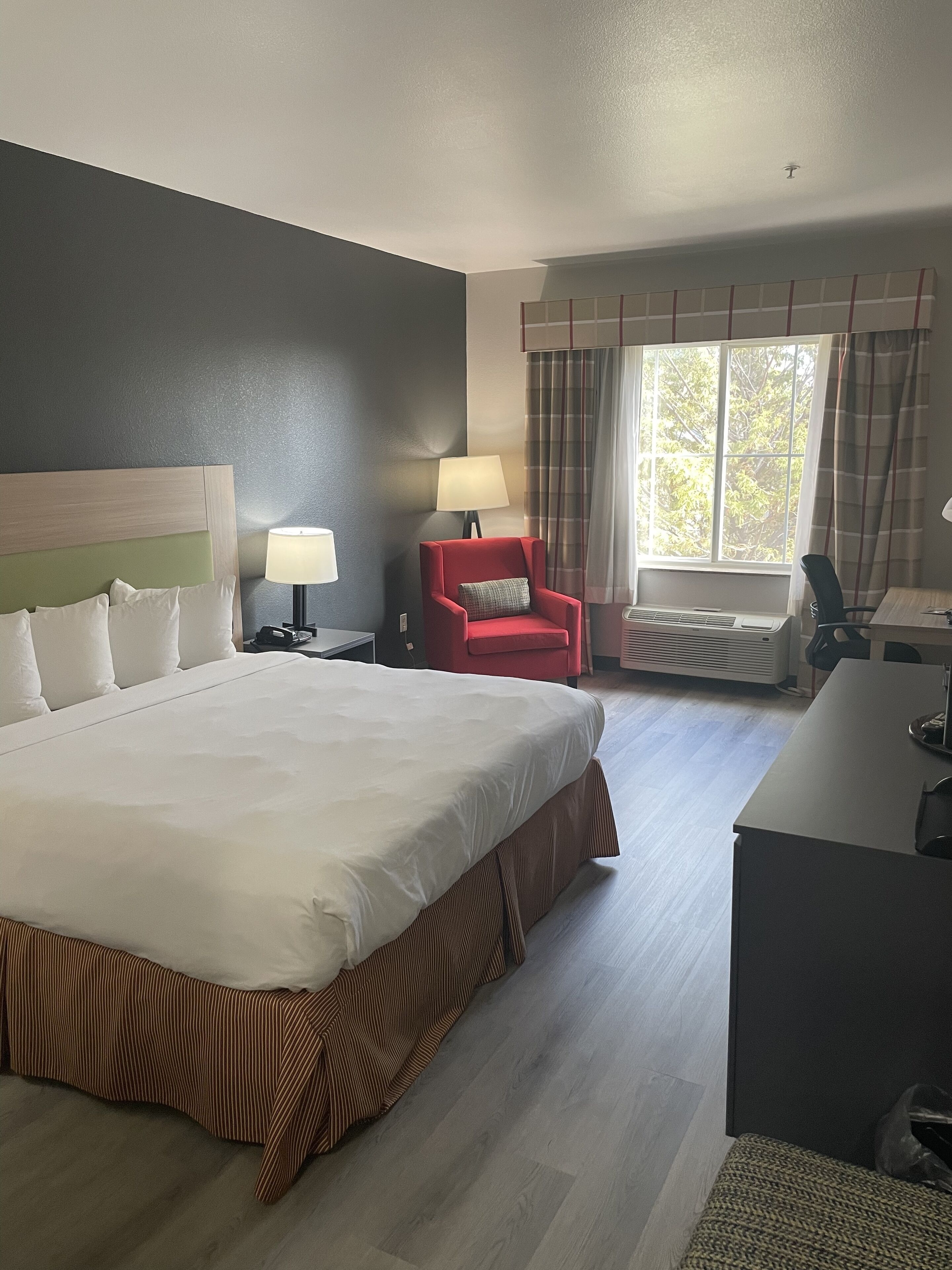 Chambre, 1 très grand lit, non-fumeur | Coffre-fort, bureau, espace de travail pour ordinateurs portables