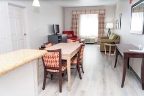 In-room safe, desk, laptop workspace, soundproofing - Country Inn & Suites by Radisson, College Station, TX (College Station)